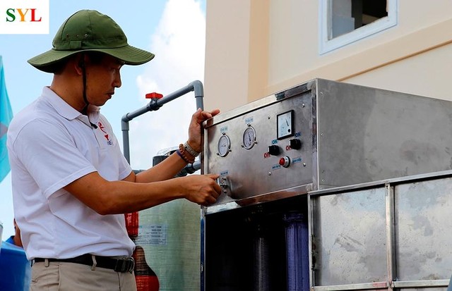 Kỹ sư Trần Vũ Thành lắp đặt máy lọc nước tại Trường Sa. (Ảnh: Nhân vật cung cấp) Kỹ sư Trần Vũ Thành lắp đặt máy lọc nước tại Trường Sa. (Ảnh: Nhân vật cung cấp)