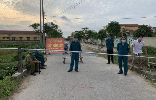 Xã Tiên Thắng lập các chốt, rào chắn sang các xã lân cận và bước đầu truy vết được 37 trường hợp F1 tiếp xúc với ca bệnh. Ảnh: TN
