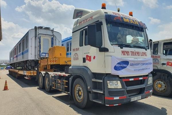 Xe chở toa tàu từ cảng Khánh Hội (quận 4) về tới Depot Long Bình (TP.Thủ Đức)