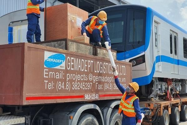 Các kỹ sư tháo thiết bị của tàu khỏi xe vận chuyển