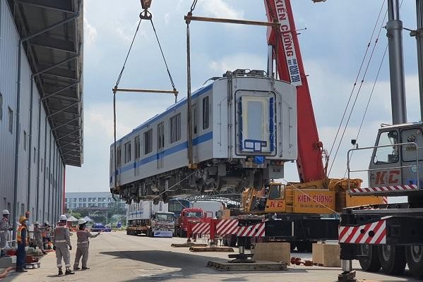 Các toa tàu bắt đầu được rời xuống đường ray