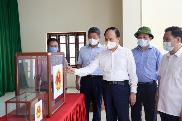 Chủ tịch HĐND thành phố, Chủ tịch Ủy ban Bầu cử thành phố Nguyễn Ngọc Tuấn kiểm tra công tác bầu cử tại xã Thắng Lợi