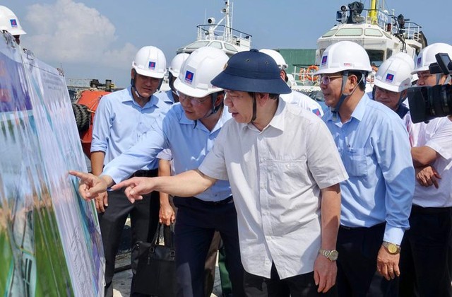 Ông Đặng Văn Minh, Chủ tịch UBND tỉnh Quảng Ngãi đi thị sát tại Lý Sơn.