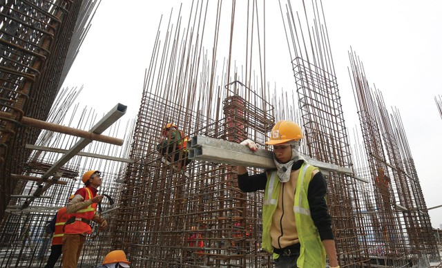 … khi giá sắt thép và các vật liệu xây dựng khác đã tăng vài chục phần trăm những tháng qua. Ảnh: Dũng Minh