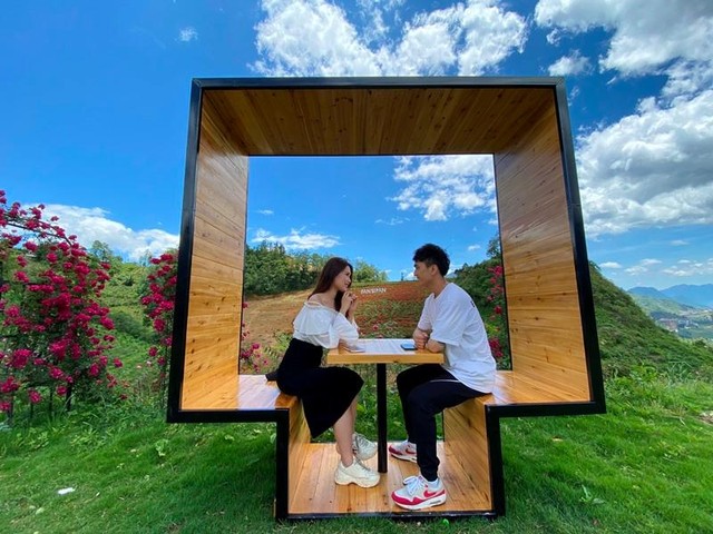 Để du khách được say giữa mùa hoa, khu du lịch Sun World Fansipan Legend đã cho đặt một số khu ghế ngồi “check-in” độc đáo, trông như những quán cà phê siêu mini có bàn và mái che để các cặp đôi có thể hẹn hò, trò chuyện hay tận hưởng những phút “chill” giữa thiên đường hoa tuyệt sắc.
