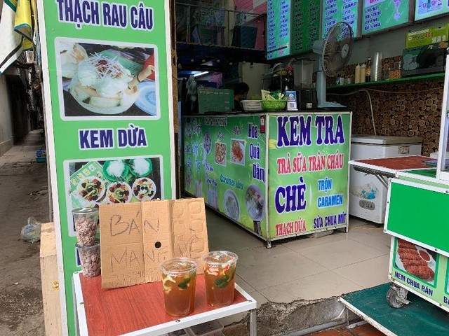 Hàng vẫn mở nhưng chỉ bán mang về. (Ảnh: Phương Linh)