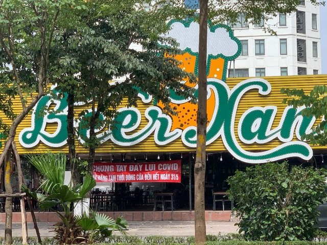 Quán bia treo băng rôn to “Chung tay đẩy lùi Covid” tạm ngưng phục vụ. (Ảnh: Phương Linh)