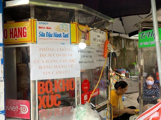 Một chủ kinh doanh không đeo khẩu trang. (Ảnh: Phương Linh)