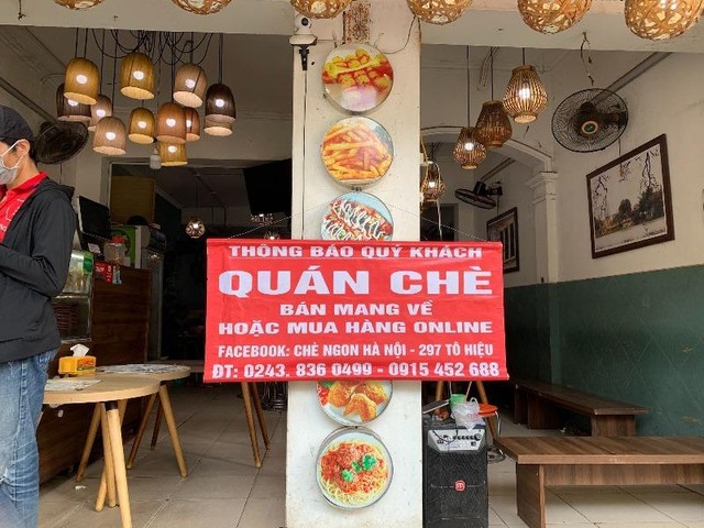 Thông báo của một quán chè tại đường Tô Hiệu. (Ảnh: Phương Linh)