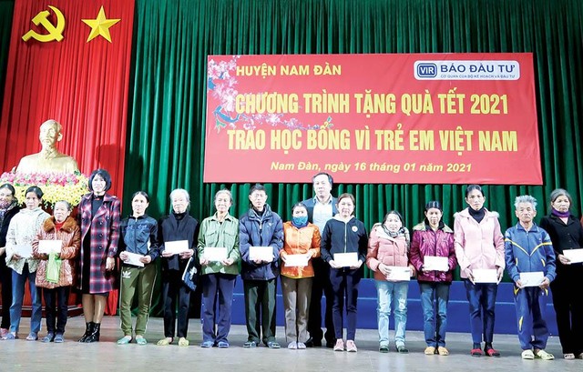 Hướng tới những giá trị nhân văn cao cả, Báo Đầu tư thường xuyên tổ chức các hoạt động từ thiện như trao quà Tết, trao học bổng Vì trẻ em Việt Nam...
