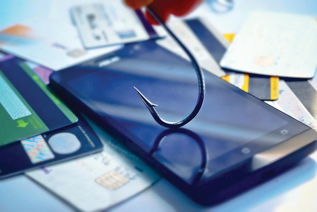 Việc ứng dụng công nghệ mới trong ngân hàng là xu hướng tất yếu, nhưng cũng sẽ tạo ra các rủi ro mới cho cả ngân hàng và người sử dụng. Ảnh: Shutterstock