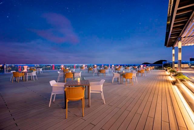 Đặc biệt tại Lan Hạ Sky Bar, cocktail không chỉ là một thức uống với sự hòa quyện tinh tế của các loại rượu mà còn là một sản phẩm mang đậm tính sáng tạo.