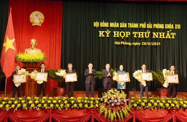 Chủ tịch Quốc hội Vương Đình Huệ và ông Trần Lưu Quang, Bí thư Thành ủy Hải Phòng trao tặng khen thưởng tại phiên họp sáng nay (29/6). Chủ tịch Quốc hội Vương Đình Huệ và ông Trần Lưu Quang, Bí thư Thành ủy Hải Phòng trao tặng khen thưởng tại phiên họp sáng nay (29/6).