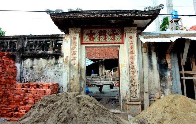 Những năm 2000, có đến gần chục ngôi biệt thự cổ còn đẹp và chắc chắn đã bị đập đi xây nhà hiện đại. Và hiện nay trong làng cũng có gần chục ngôi nhà khác bị bỏ hoang mặc cho nắng mưa bào mòn, hủy hoại. Họ không dám ở vì sợ sập.