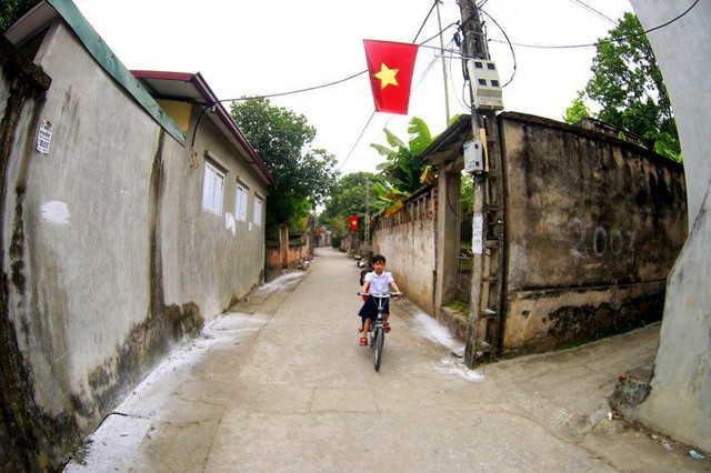 Cảm giác đầu tiên của không ít người là sự bình yên rất lạ kỳ bởi con đường trung tâm của ngôi làng bé nhỏ vắng bóng người qua lại.