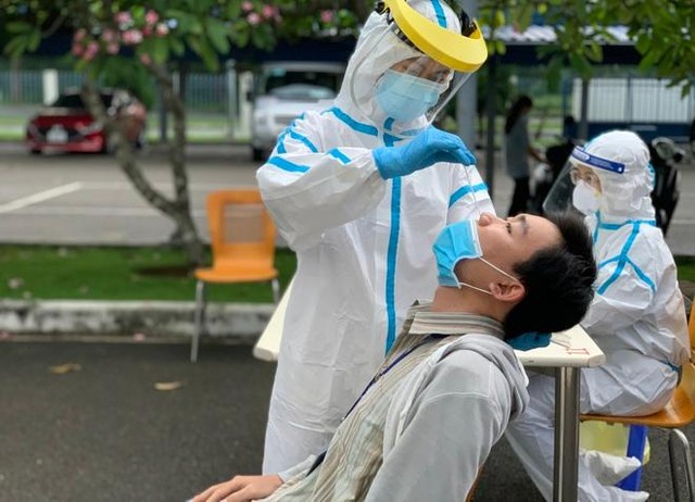 Nhân viên y tế Bệnh viện Da Liễu, TPHCM lấy mẫu xét nghiệm các trường hợp nguy cơ mắc Covid-19 trong cộng đồng.