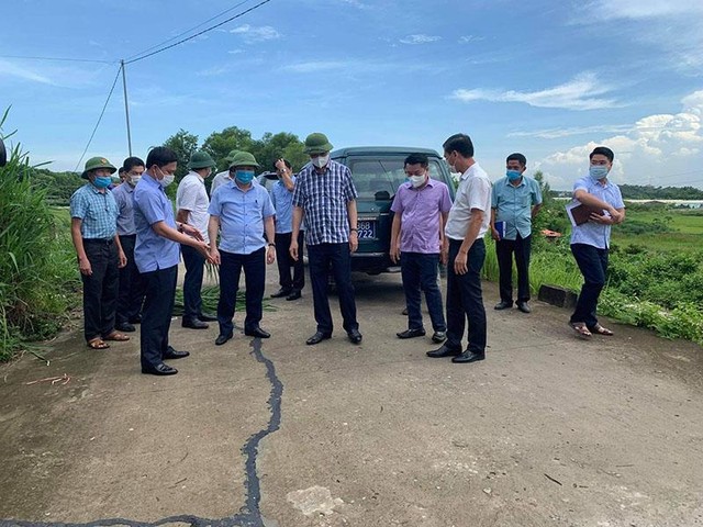 UBND huyện Vĩnh Lộc đã tổ chức sửa chữa xử lý sự cố nứt vỡ bê tông mặt đê