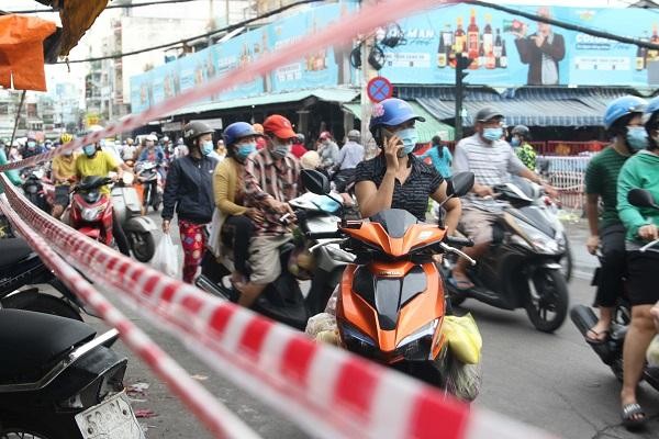 Quang cảnh một khu chợ tự phát “mọc” bên hông chợ Bà Chiểu, quận Bình Thạnh. (Ảnh: Lê Toàn)