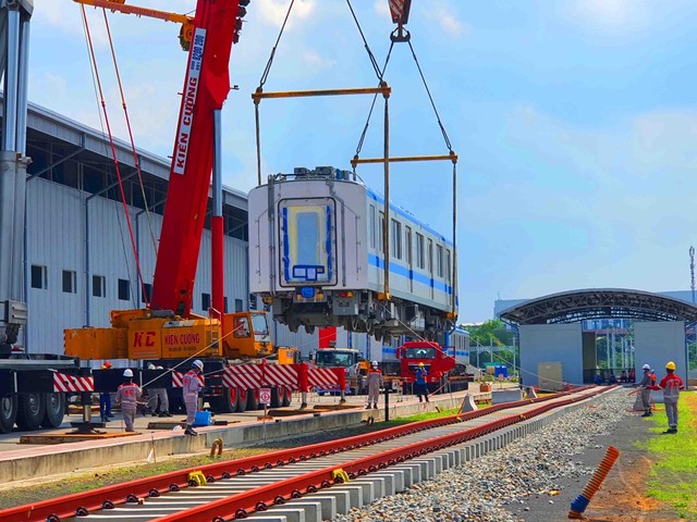 Theo dự kiến từ ngày 14 đến ngày 16/7, hai đoàn tàu này sẽ được đặt lên ray T1. Theo dự kiến từ ngày 14 đến ngày 16/7, hai đoàn tàu này sẽ được đặt lên ray T1.