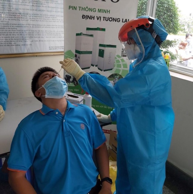 Lấy mẫu xét nghiệm cho người lao động tại khu công nghệ cao TP.HCM (Ảnh: SHTP).