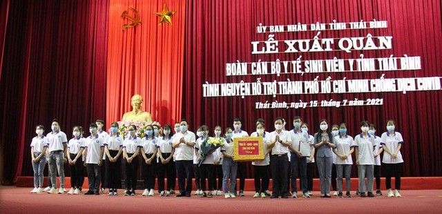 Lãnh đạo tỉnh, ngành Y tế và lãnh đạo trường Đại học Y dược Thái Bình trao quyết định của trường Y dược và tặng quà cho đoàn công tác Lãnh đạo tỉnh, ngành Y tế và lãnh đạo trường Đại học Y dược Thái Bình trao quyết định của trường Y dược và tặng quà cho đoàn công tác