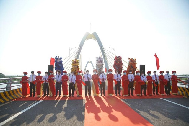 Đại biểu cắt băng khánh thành cầu Quang Thanh. Ảnh: Hồng Phong Đại biểu cắt băng khánh thành cầu Quang Thanh. Ảnh: Hồng Phong