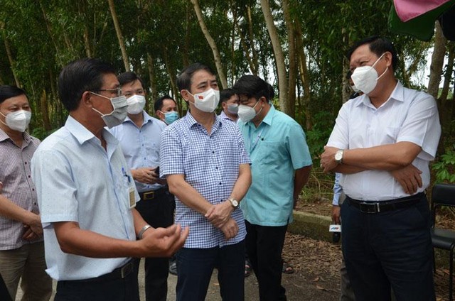 Thứ trưởng Bộ Y tế Đỗ Xuân Tuyên (phải) và Bí thư Tỉnh ủy Nghiêm Xuân Thành (thứ 2 từ phải sang) kiểm tra thực tế tại khu cách ly tập trung Trường Cao đẳng Luật Miền Nam. (Ảnh: Hồng Diễm. Nguồn: baohaugiang.com.vn)