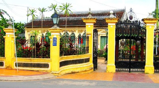 Nhà cổ Bình Thủy tọa lạc tại số 142/144 Bùi Hữu Nghĩa, Bình Thủy, Cần Thơ. Đây là điếm đến không thể bỏ qua đối với nhiều du khách khi khám phá thành phố Cần Thơ.