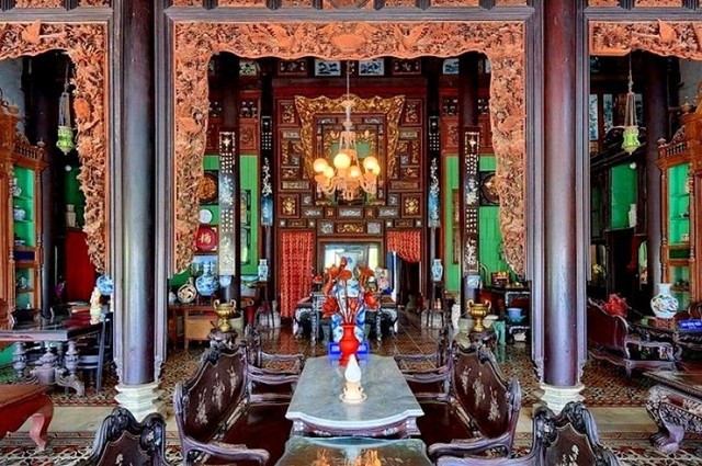 Tuy kiến trúc ngôi nhà, phòng khách bài trí theo phong cách Châu Âu, nhưng nơi quan trọng nhất là gian thờ lại thuần Việt. Điều này cho thấy có sự giao tiếp văn hóa Đông-Tây một cách hài hòa, chọn lọc thể hiện thị hiếu thẩm mỹ tinh tường của chủ nhân.