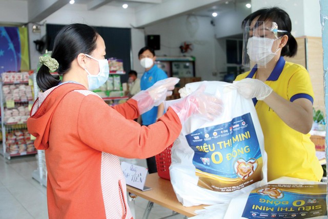 Người mua nhà trả góp mong nhận được những hình thức hỗ trợ như những chia sẻ thế này trong cuộc sống thời giãn cách. Ảnh: Lê Toàn