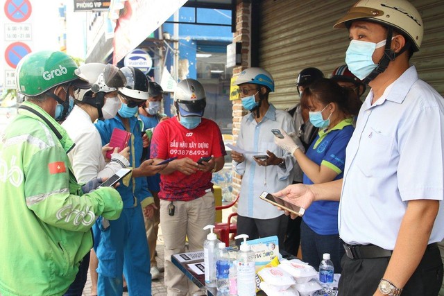 Người dân quét mã QR khai báo y tế để được qua chốt kiểm soát tại quận Gò Vấp vào đầu tháng 6/2021 (Ảnh: Lê Toàn).
