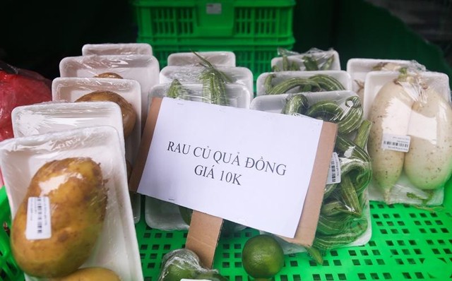 Các loại rau, củ, quả đóng khay đồng giá 10.000 đồng.
