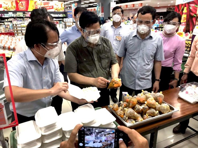 Thủ tướng Phạm Minh Chính trực tiếp khảo sát các suất ăn tại Co.opXtra Phạm Văn Đồng của Saigon Co.op.