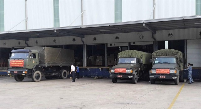 Lực lượng bộ đội thuộc Bộ Tư lệnh Vùng 2 - Quân chủng Hải Quân đã có mặt hỗ trợ tổng kho Saigon Co.op tại Bình Dương sáng 26/8.