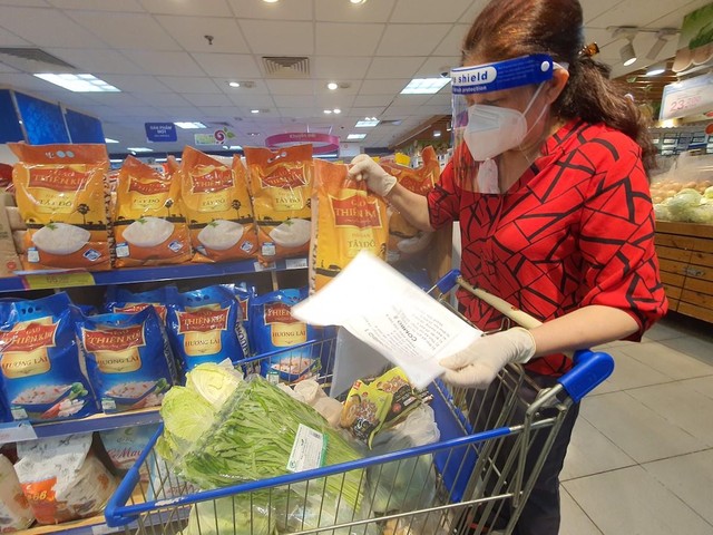 Lực lượng đi chợ hộ cho người dân tại TP.HCM (Ảnh minh hoạ: Lê Toàn).