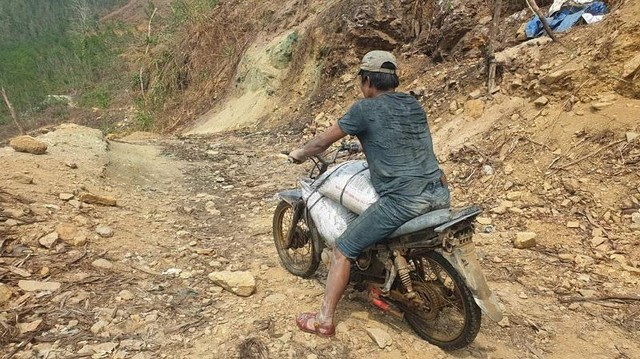 "Thổ phỉ" công khai hoạt động tại mỏ vàng Bồng Miêu. Ảnh: P.V