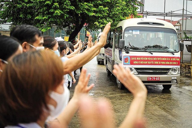 Theo lời hiệu triệu của lãnh đạo Đảng, Nhà nước, cán bộ, nhân viên Bệnh viện Quân y 105 lên đường vào Nam chung tay phòng chống dịch Covid-19.