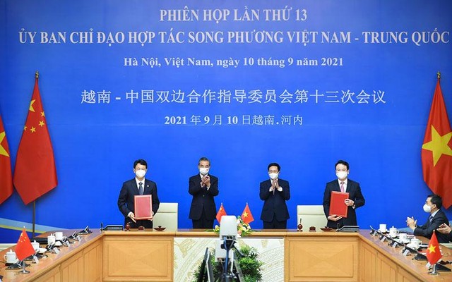 Hai nhà lãnh đạo chứng kiến lễ ký “Hiệp định hợp tác kinh tế - kỹ thuật giữa Chính phủ nước Cộng hòa xã hội chủ nghĩa Việt Nam và Chính phủ nước Cộng hòa nhân dân Trung Hoa về cung cấp khoản viện trợ không hoàn lại” (Ảnh: BNG)