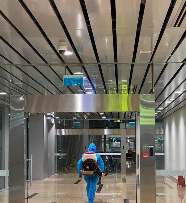 Công tác khử khuẩn, vê sinh môi trường tại Nhà ga hành khách quốc tế được thực hiện thường xuyên để sớm đón khách có "hộ chiếu vắc-xin".