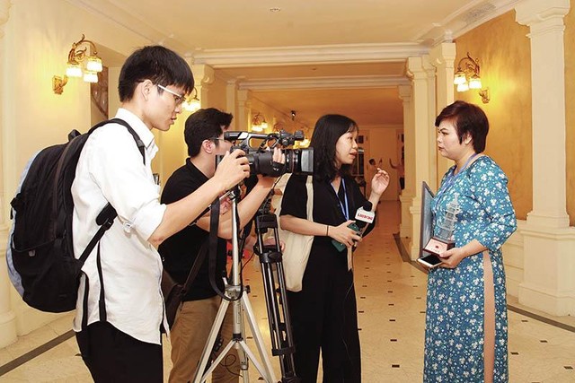 Báo chí phỏng vấn phóng viên Báo Đầu tư đạt giải báo chí quốc gia