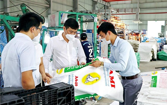 Ông Phạm Thiện Nghĩa (đứng giữa) kiểm tra hoạt động “4 tại chỗ”của Công ty TNHH Khải Phát Việt Nam (huyện Lai Vung, tỉnh Đồng Tháp)