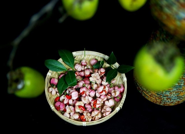 Khoảng 4-5 ngày, quả lồng đèn sẽ rụng, khiến người yêu hoa không khỏi tiếc nuối. (Ảnh: Hồ Hạ)