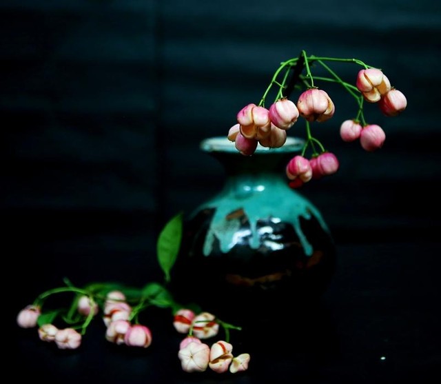 Cũng theo chị Giang, cành lồng đèn được nhiều chị em săn lùng nên hàng về bao nhiêu hết bấy nhiêu. (Ảnh: Hồ Hạ)