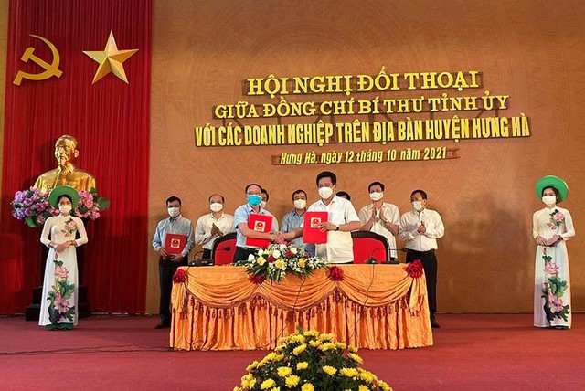 Chủ tịch UBND huyện Hưng Hà Nguyễn Xuân Dương ký cam kết tài trợ quy hoạch với các nhà đầu tư