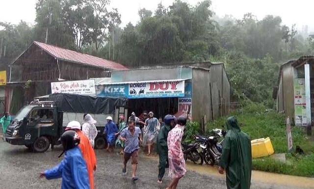 Cảnh chạy thoát khỏi vụ sạt lở 6 nhà dân diễn ra ngày 24/10/2021 tại xã Trà Mai, huyện Nam Trà My, Quảng Nam.