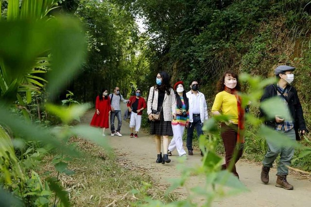 Từ ngày 9 - 11/11, Sở Văn hóa, Thể thao và Du lịch tỉnh Hòa Bình tổ chức đoàn Famtrip và Presstrip đến khảo sát, trải nghiệm các sản phẩm du lịch trên Hồ Hòa Bình thuộc Khu du lịch hồ Hòa Bình. (Ảnh: Linh Tâm)