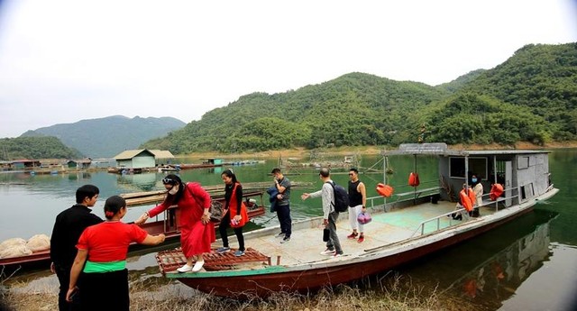 Trong chuyến khảo sát, Đoàn đã trải nghiệm đi thuyền trên hồ; khám phá, trải nghiệm tại bản du lịch cộng đồng Đá Bia; tham quan bản Ngòi, xã Suối Hoa, huyện Tân Lạc; khám phá và trải nghiệm tại điểm du lịch sinh thái Ba Khan và khách sạn Hòa Bình.