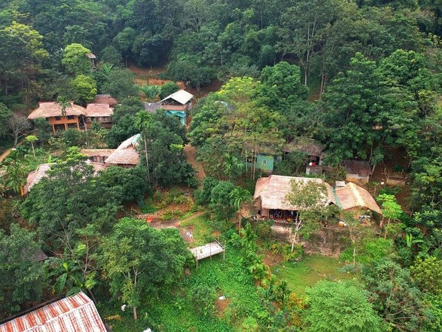 Tại đây, du khách có thể cảm nhận được không khí mát mẻ của núi rừng, thưởng lãm những áng mây trắng bồng bềnh như dải lụa cuốn quanh đỉnh núi, hòa trong tiếng hót của muôn loài chim ngân vang cả một vùng trời.