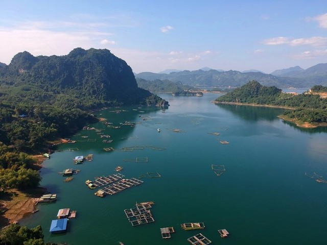 Theo Sở Văn hóa, Thể thao và Du lịch tỉnh Hòa Bình, được hình thành từ việc đắp đập ngăn sông chinh phục thiên nhiên, hồ Hòa Bình có diện tích mặt nước khoảng 9.000 ha, dung tích khoảng 9,45 tỷ mét khối, trải dài trên 200 km từ Hòa Bình tới Sơn La.