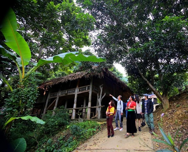 Những điểm đến ở Khu du lịch hồ Hòa Bình đều có nét riêng, mang đậm bản sắc văn hóa của mỗi dân tộc. Tại các điểm du lịch cộng đồng, du khách có thể chèo thuyền trên hồ, thoải mái bơi lội giữa làn nước trong xanh, nghỉ dưỡng ở các điểm du lịch sinh thái hay tại nhà sàn dân tộc.